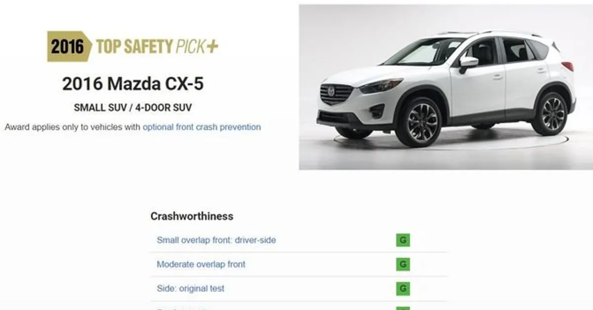 Un acheteur examine les options de financement et les prix des véhicules en concession automobile
