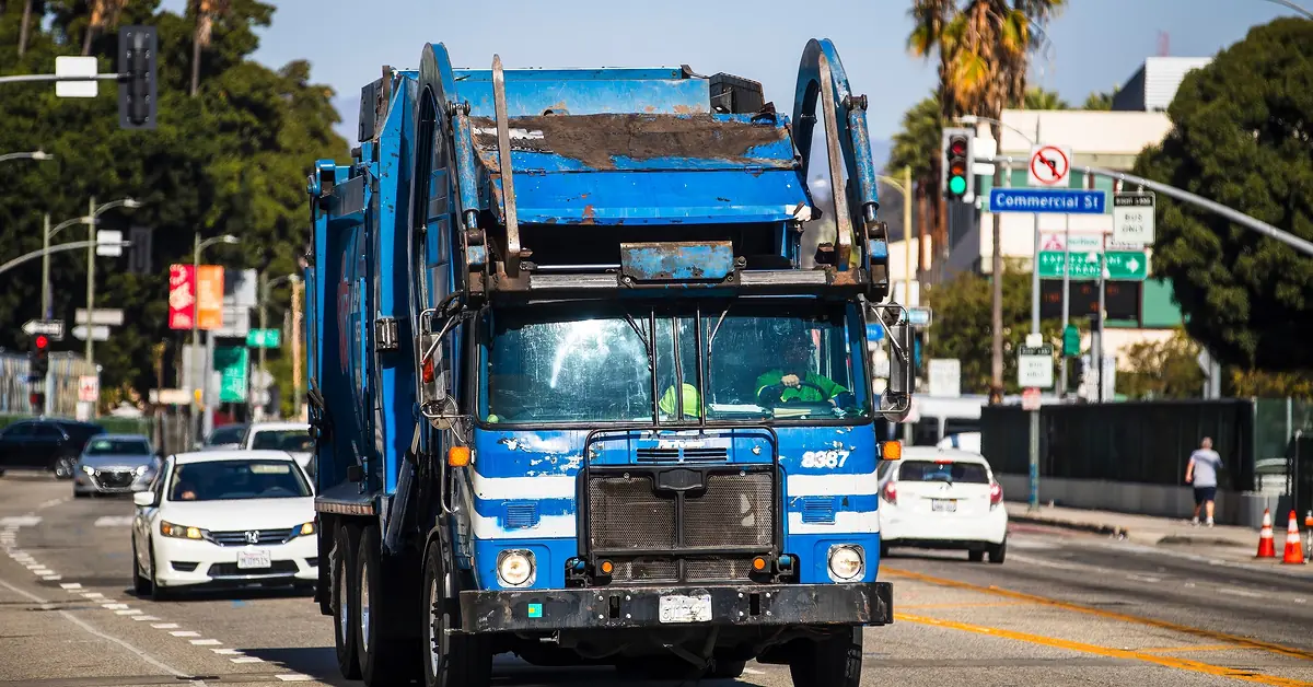 Des camions poubelles équipés de caméras IA surveillent les rues et évaluent les propriétés des résidents