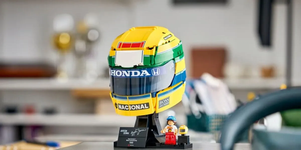 Le nouveau casque Lego d'Ayrton Senna reproduit fidèlement les couleurs mythiques du triple champion de Formule 1