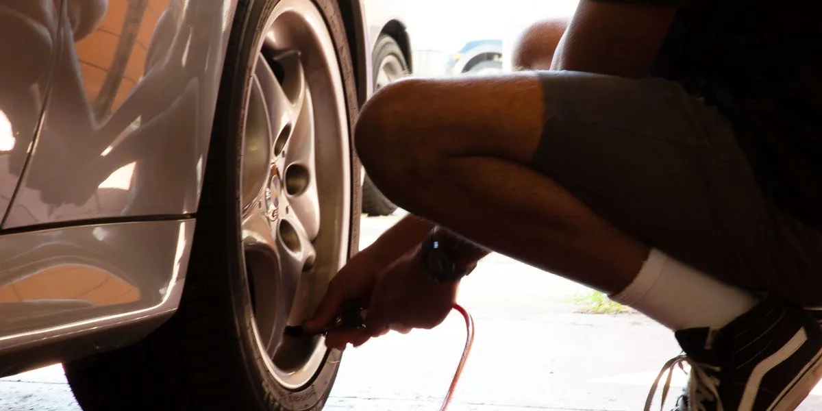 Un compresseur portable gonfle efficacement le pneu d'une voiture sur le bas-côté