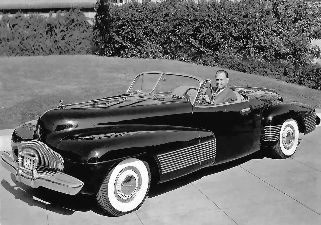 Un concept car futuriste exposé lors d'un salon automobile international