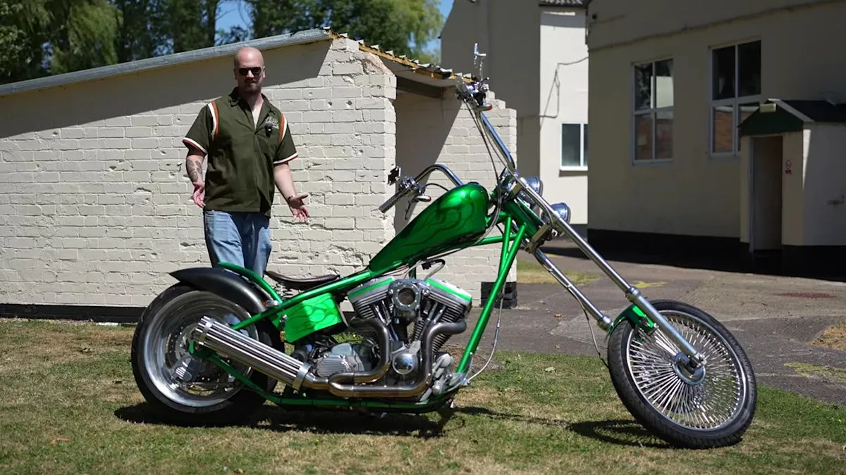 Un conducteur tente de piloter un chopper américain personnalisé sur les routes anglaises