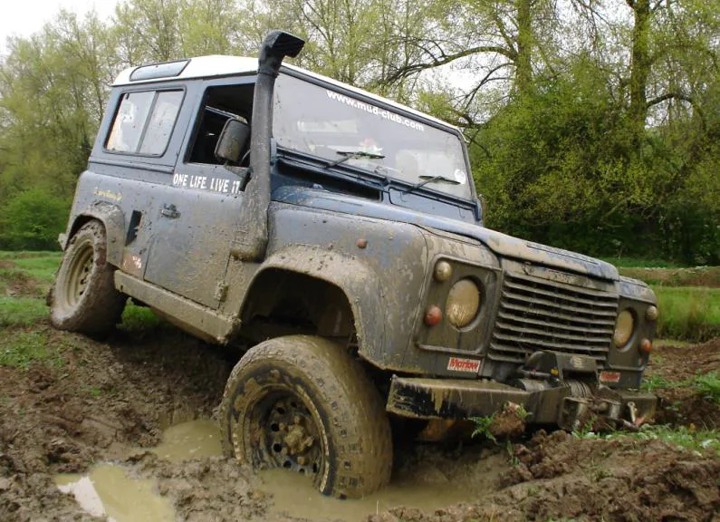 Le sport tout-terrain et les rallyes raids mettent à l'épreuve les véhicules les plus robustes