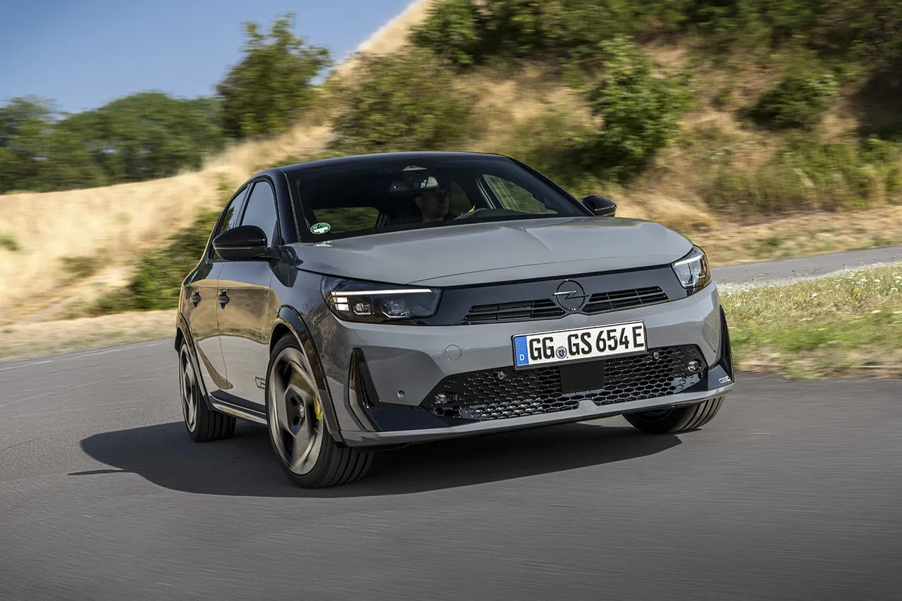 L'Opel Corsa GSE électrique lors de son essai sur circuit fermé
