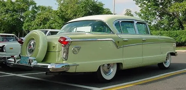 La roue de secours externe et le style pneu Continental dans l'histoire de l'automobile