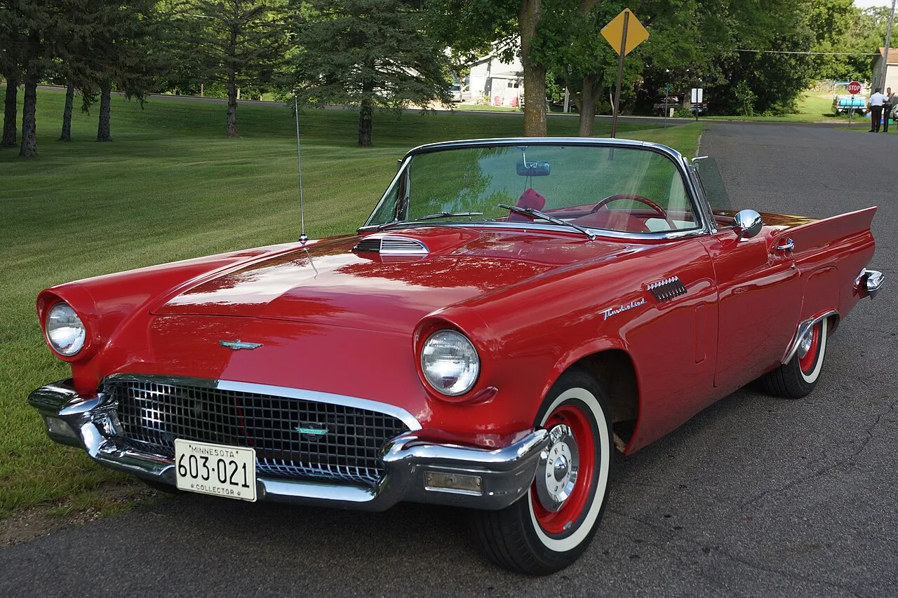 La Ford Thunderbird s'impose comme une référence incontournable de l'automobile de luxe américaine