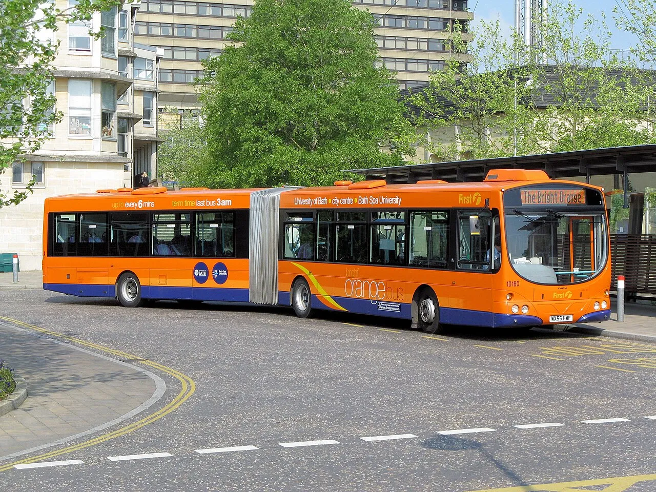 Un bus articulé moderne en circulation dans une grande métropole européenne