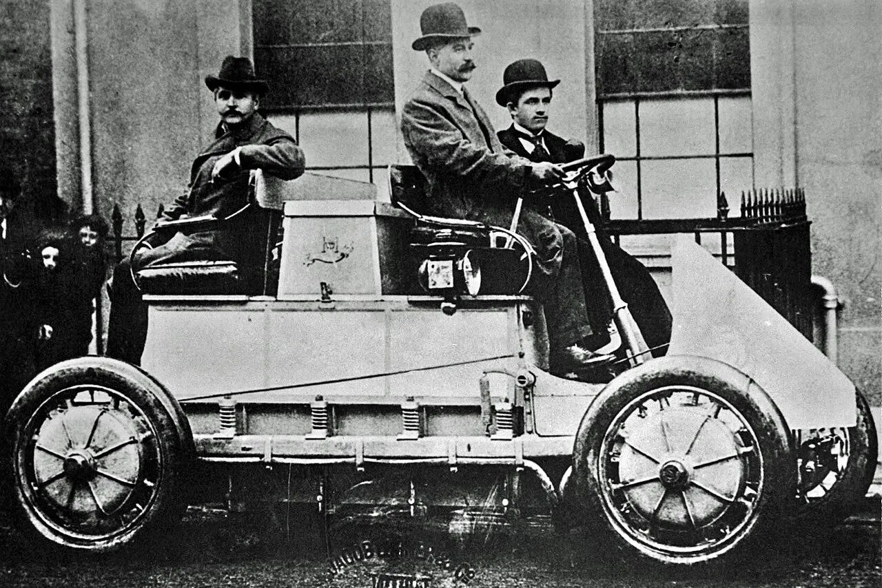 L'evolution historique des vehicules hybrides depuis les premieres creations jusqu'aux modeles recents
