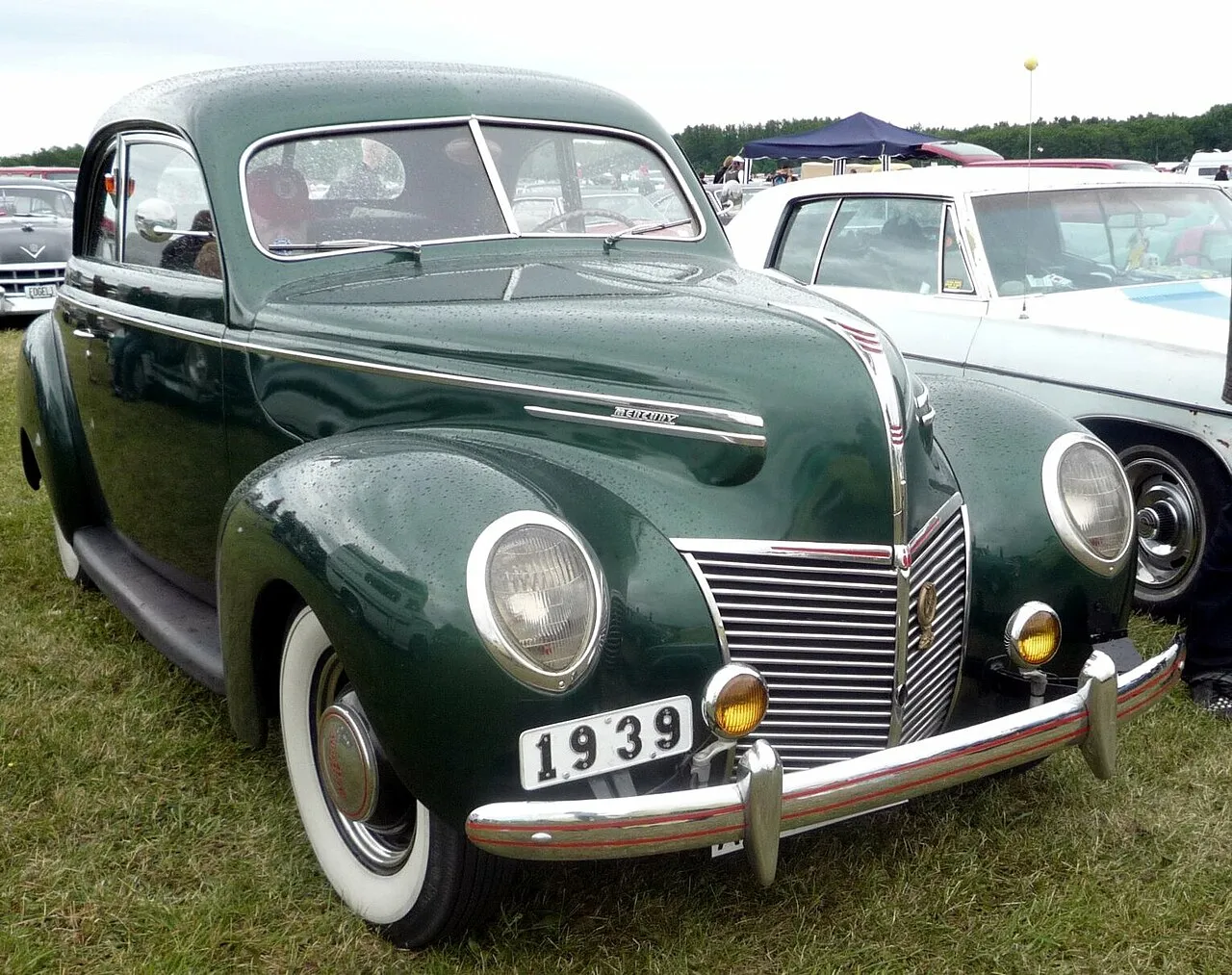 La Mercury Eight, berline américaine classique des années 1940, exposée lors d'un rassemblement
