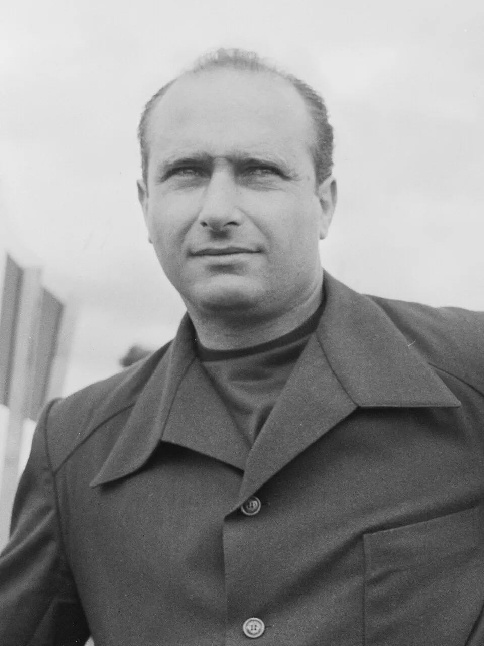 Juan Manuel Fangio célèbre son quatrième titre mondial de Formule 1 en 1956 avec la Scuderia Ferrari