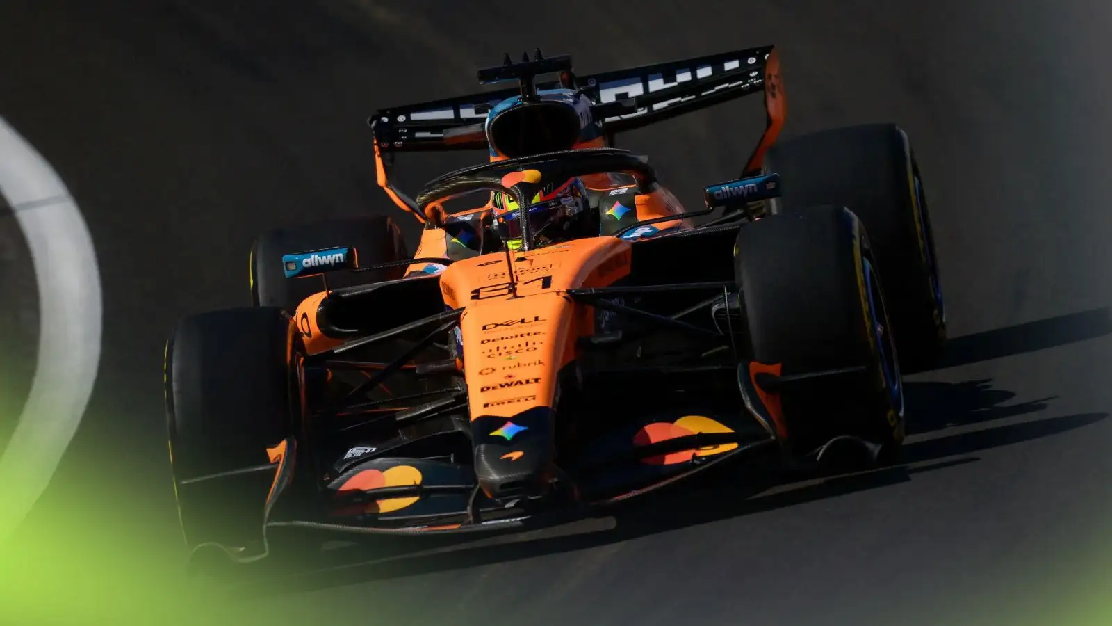Lando Norris célèbre sa pole position au Grand Prix d'Espagne sur le circuit de Madring