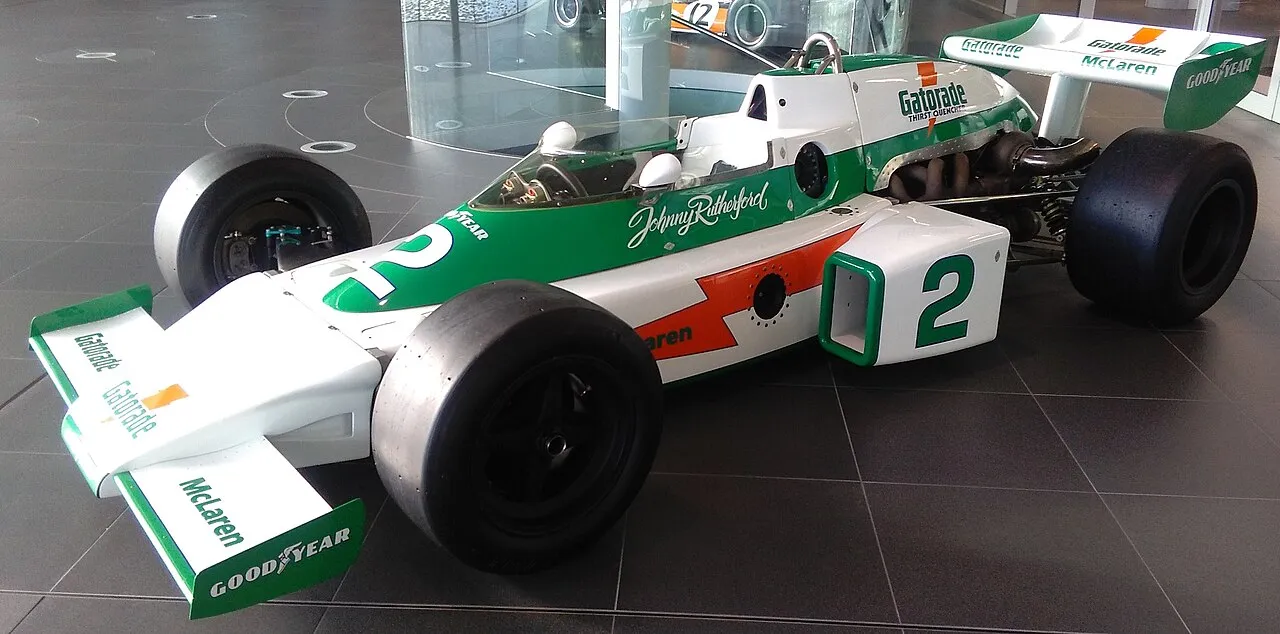 La McLaren M16 pilotée par Johnny Rutherford lors des 500 miles d'Indianapolis