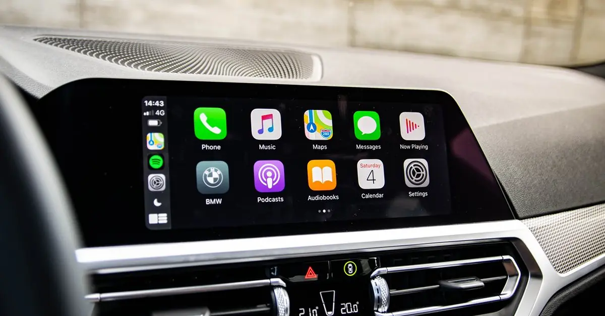 Un adaptateur sans fil CarPlay et Android Auto branché sur le port USB d'un tableau de bord