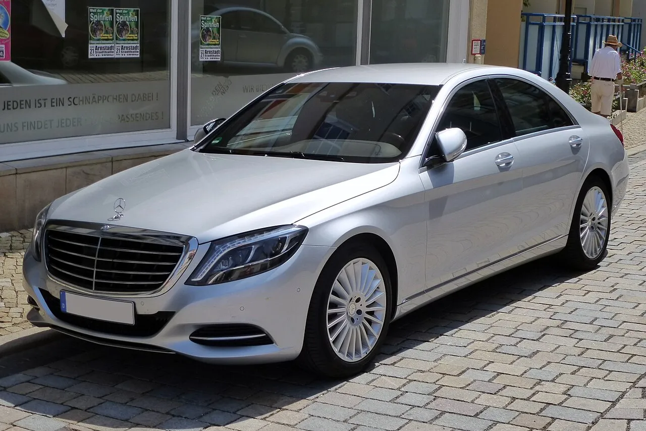 La Mercedes Benz S Class W222 s'impose comme un chef-d'œuvre de luxe et de technologie du constructeur allemand