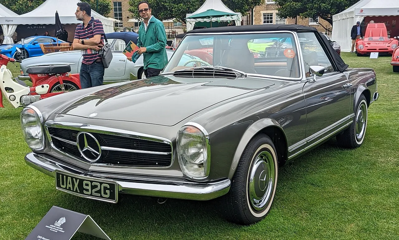 La Mercedes-Benz W113 Pagode exposée lors d'un salon automobile historique