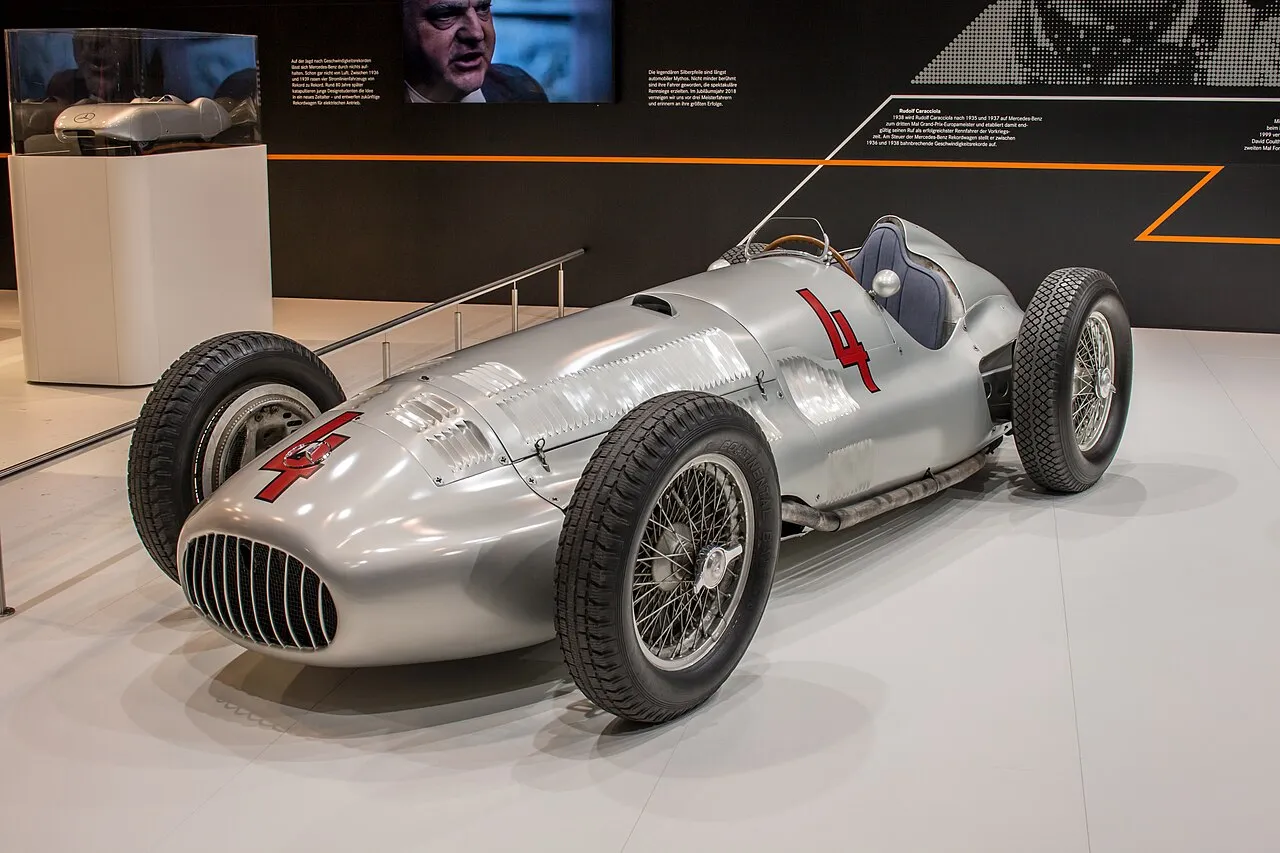 La mythique Mercedes-Benz W154 en action sur les circuits de Grand Prix