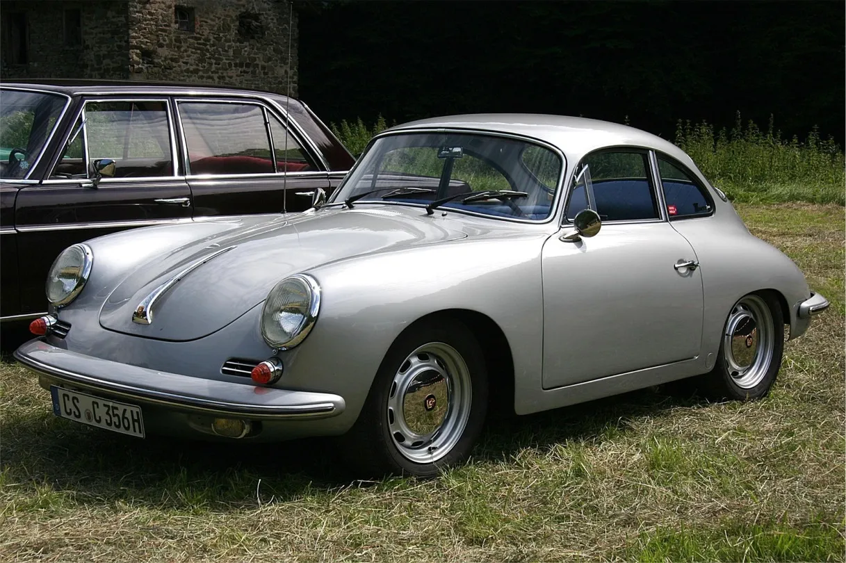 La Porsche 356, première voiture de sport de la marque, demeure un objet de convoitise pour les collectionneurs