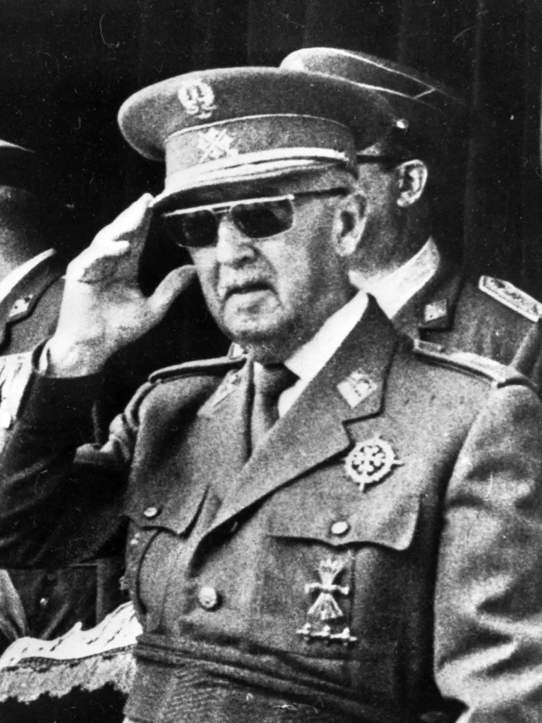 Le profil historique du generalissimo et son rôle suprême dans les armées