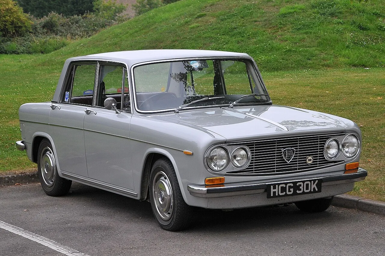La Lancia Fulvia classique exposée lors d'un événement automobile historique