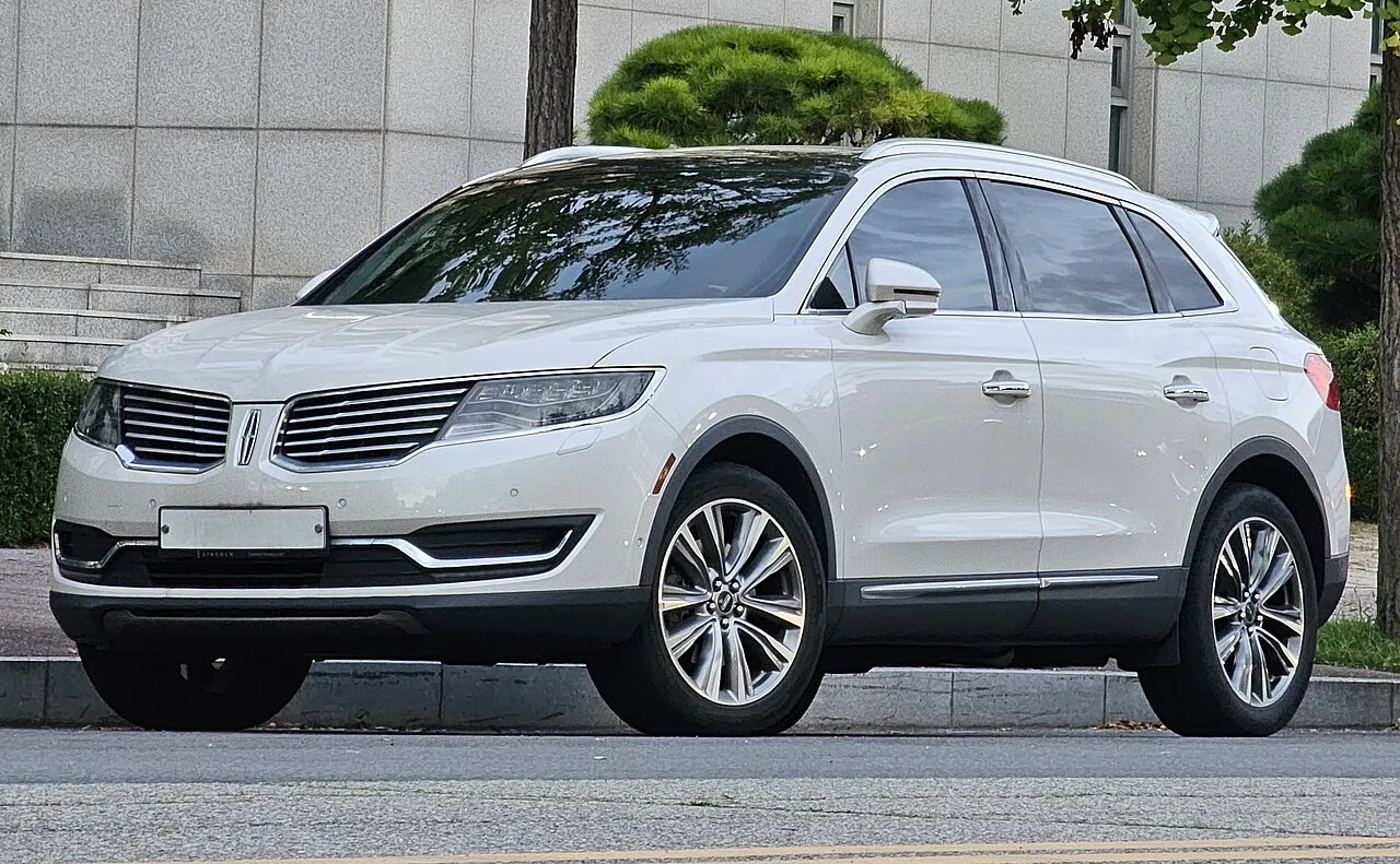 Le crossover de luxe Lincoln MKX expose lors d'un salon automobile international