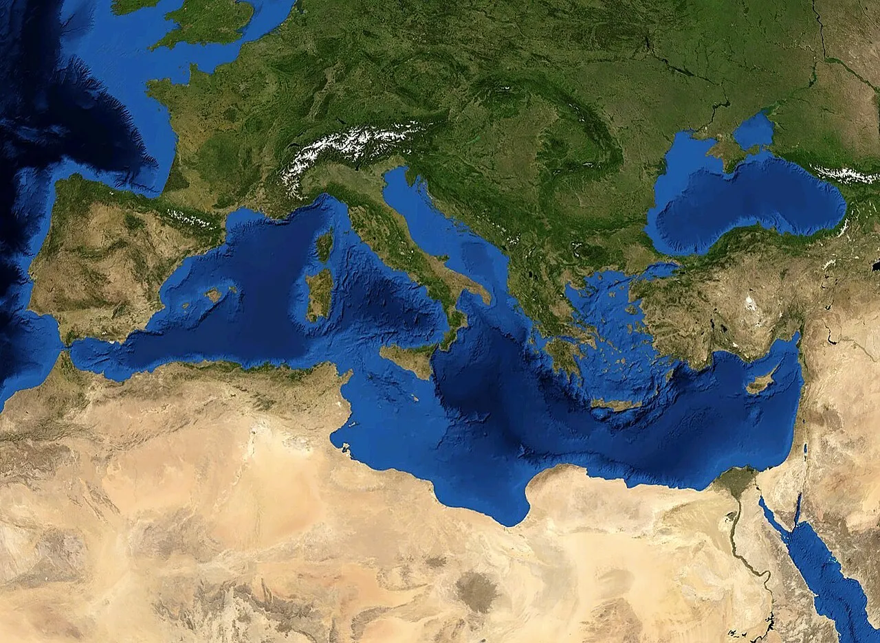 La mer Méditerranée vue de l'espace, un carrefour maritime stratégique entre l'Europe, l'Asie et l'Afrique