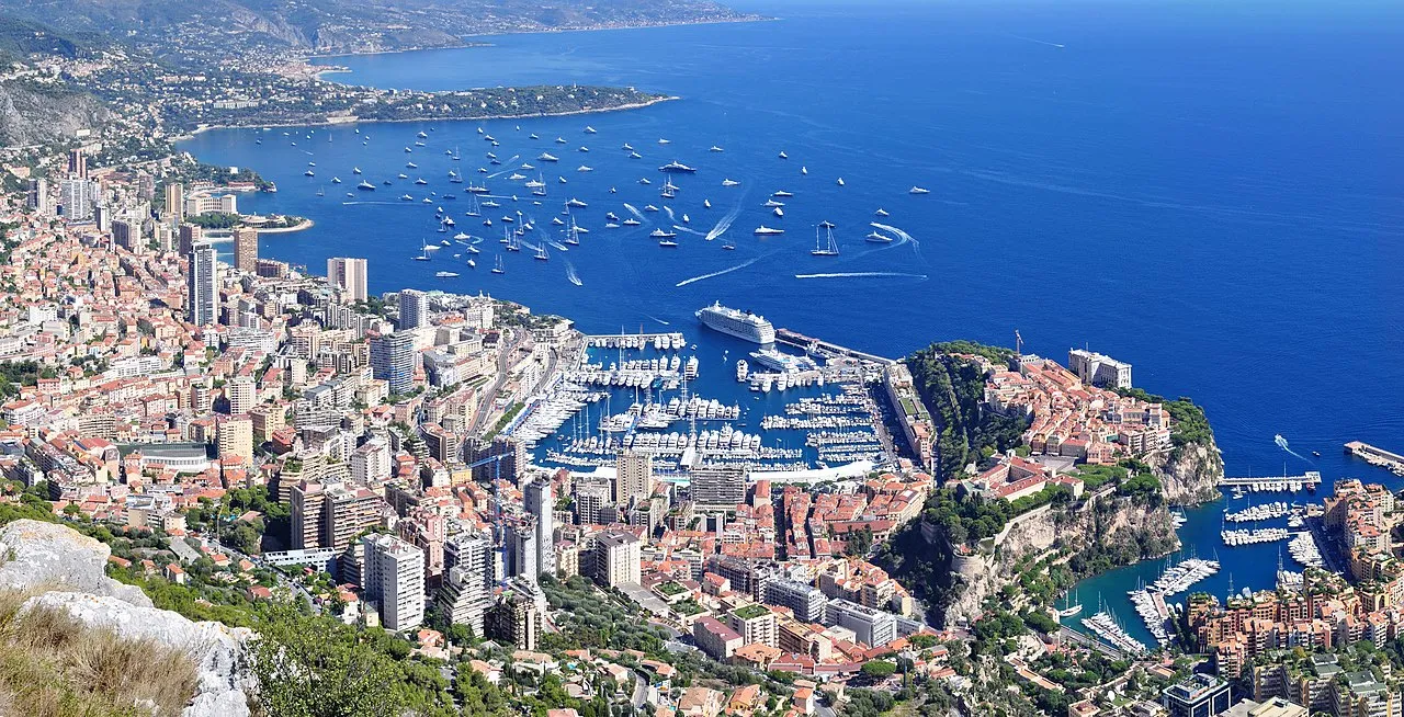 Vue panoramique de Monte Carlo et de son célèbre casino sur la Côte d'Azur