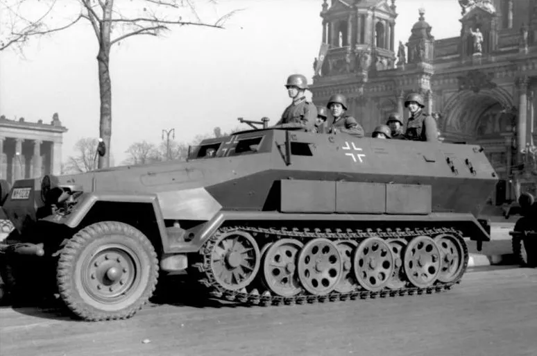 Le vehicule de transport blinde semi-chaine Sd.Kfz. 251 de l'armee allemande durant la Seconde Guerre mondiale