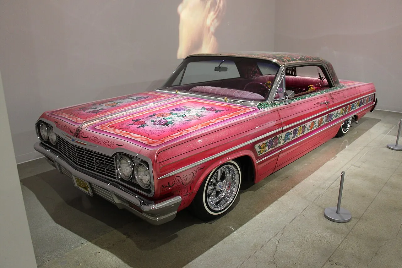 Une voiture lowrider personnalisée illustrant la culture automobile chicana en Californie