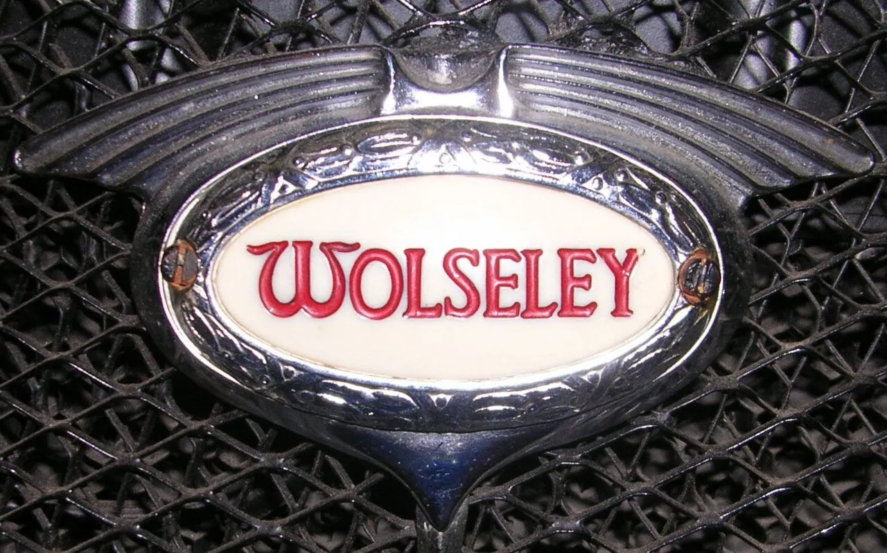 Une automobile ancienne de la marque Wolseley exposée dans un musée de l'automobile